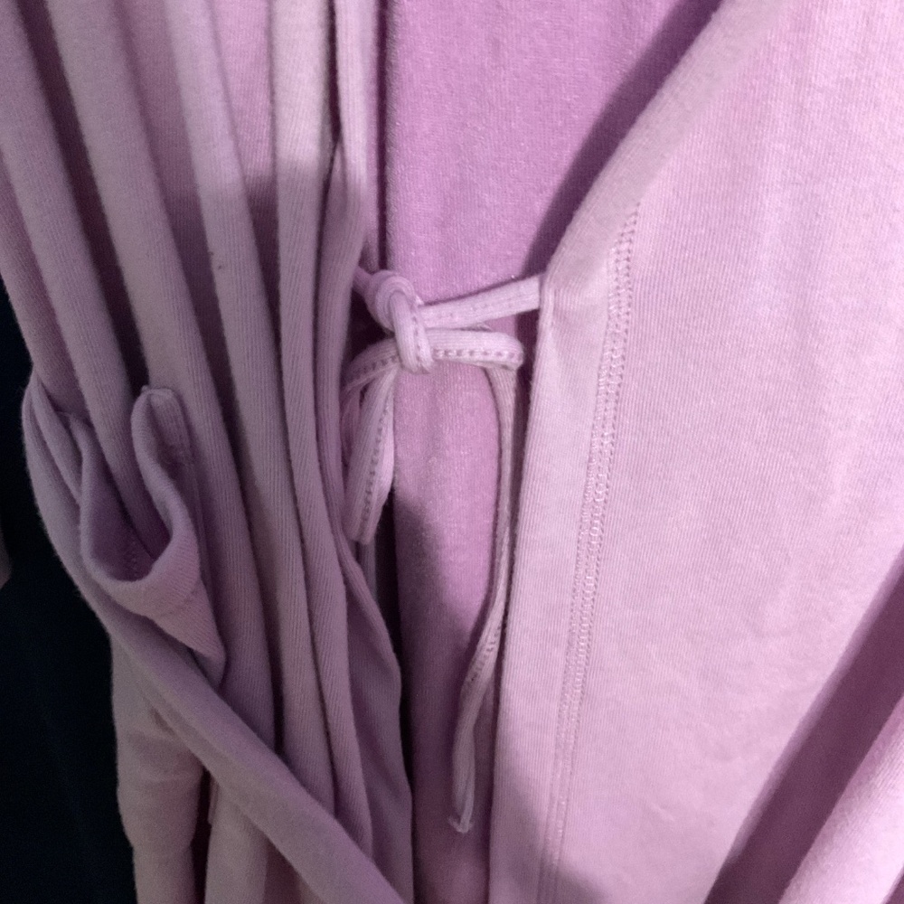 Hooded long sleeve robe with pockets.  W34 - Picture 5 of 5